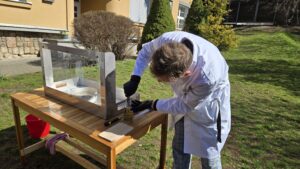 Pokus sodik ve vodě